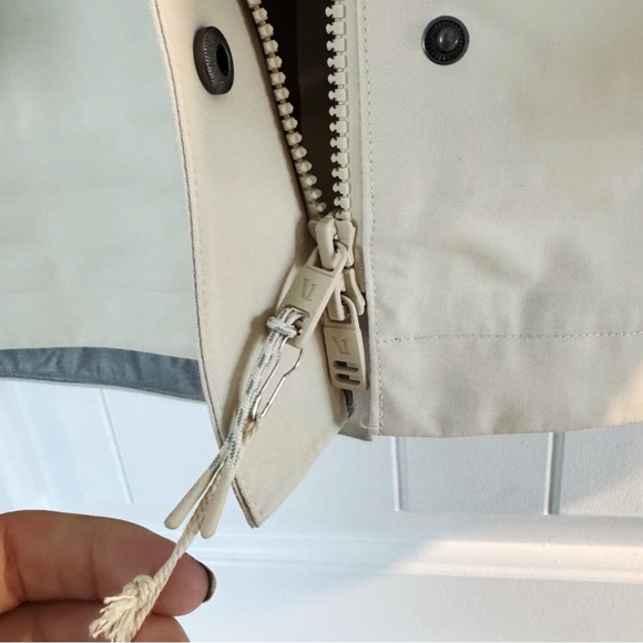 NWT Vuori Women's Tuuli Rain Jacket - Bone - Picture 8 of 13